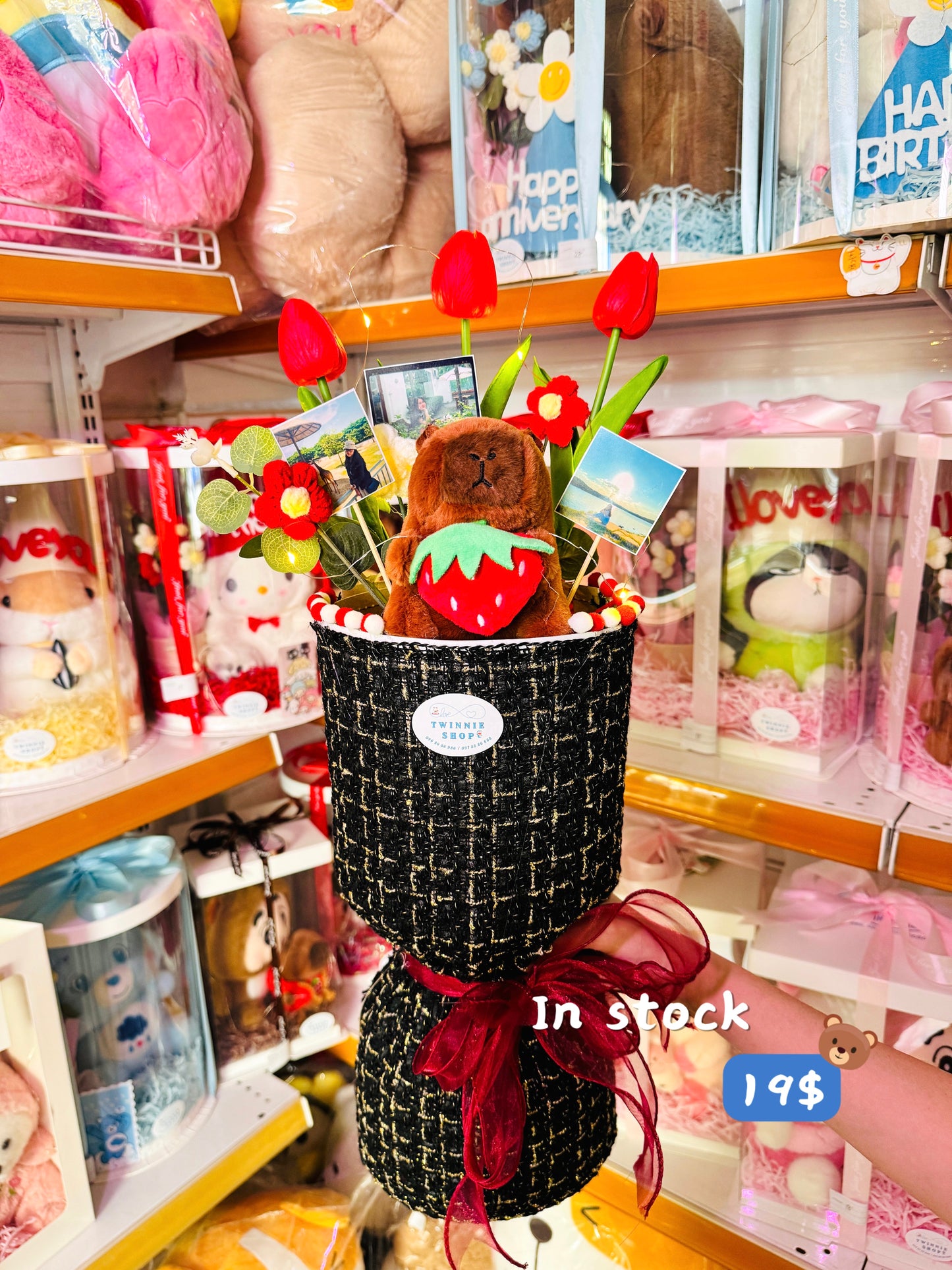 FW | Capybara keychain photo flower bunch