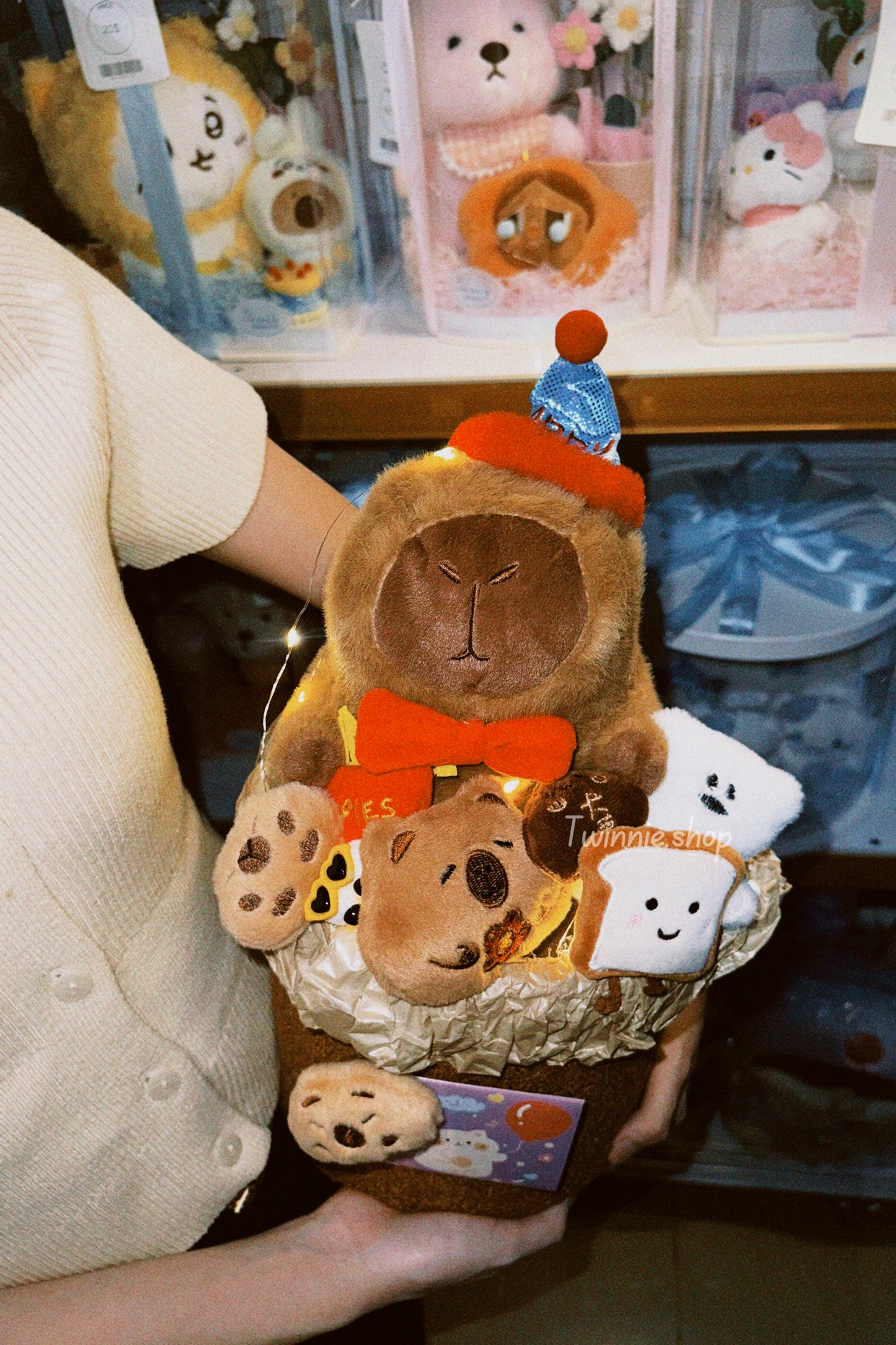 FW | Capybara birthday flower bunch