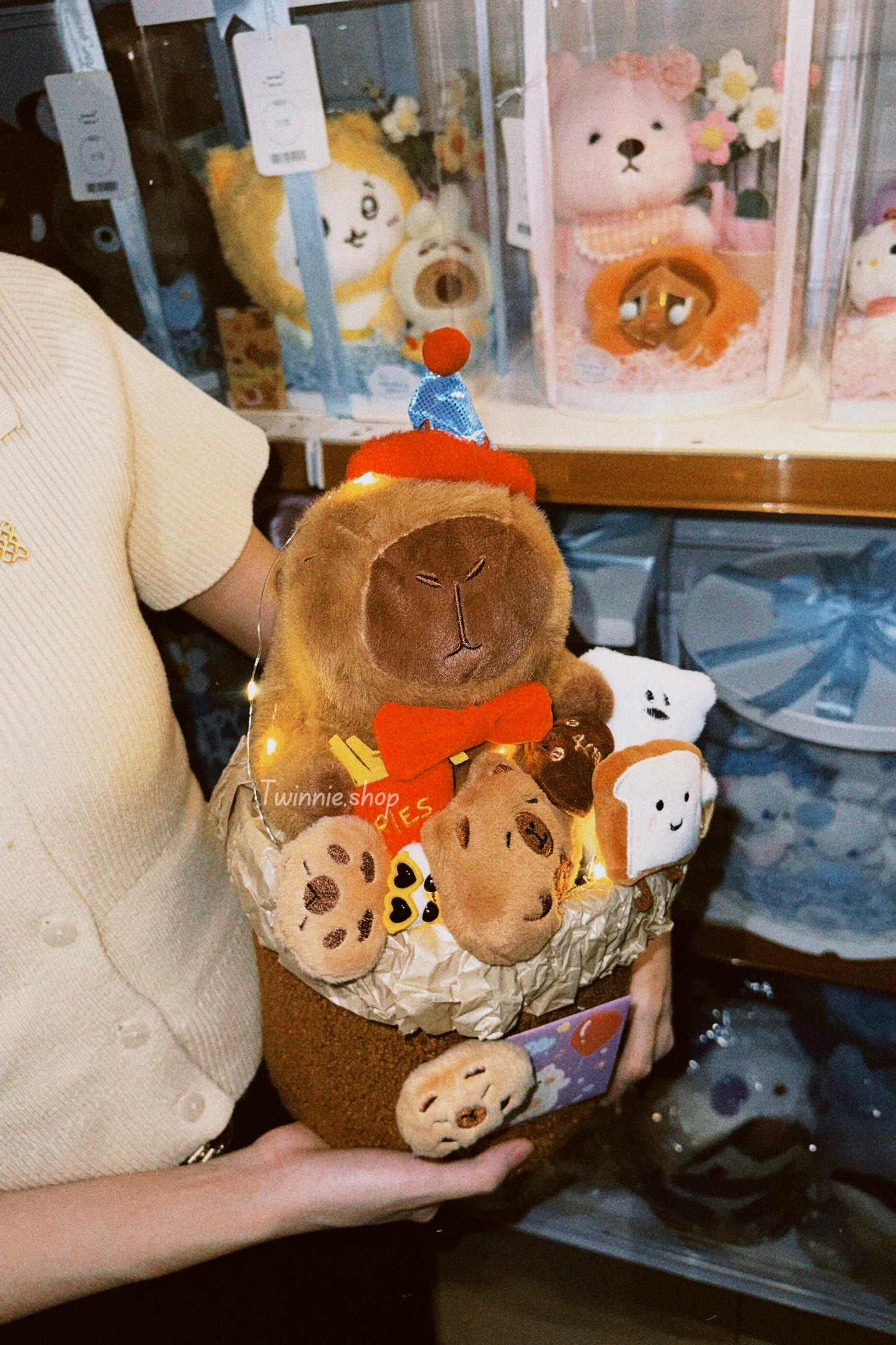 FW | Capybara birthday flower bunch
