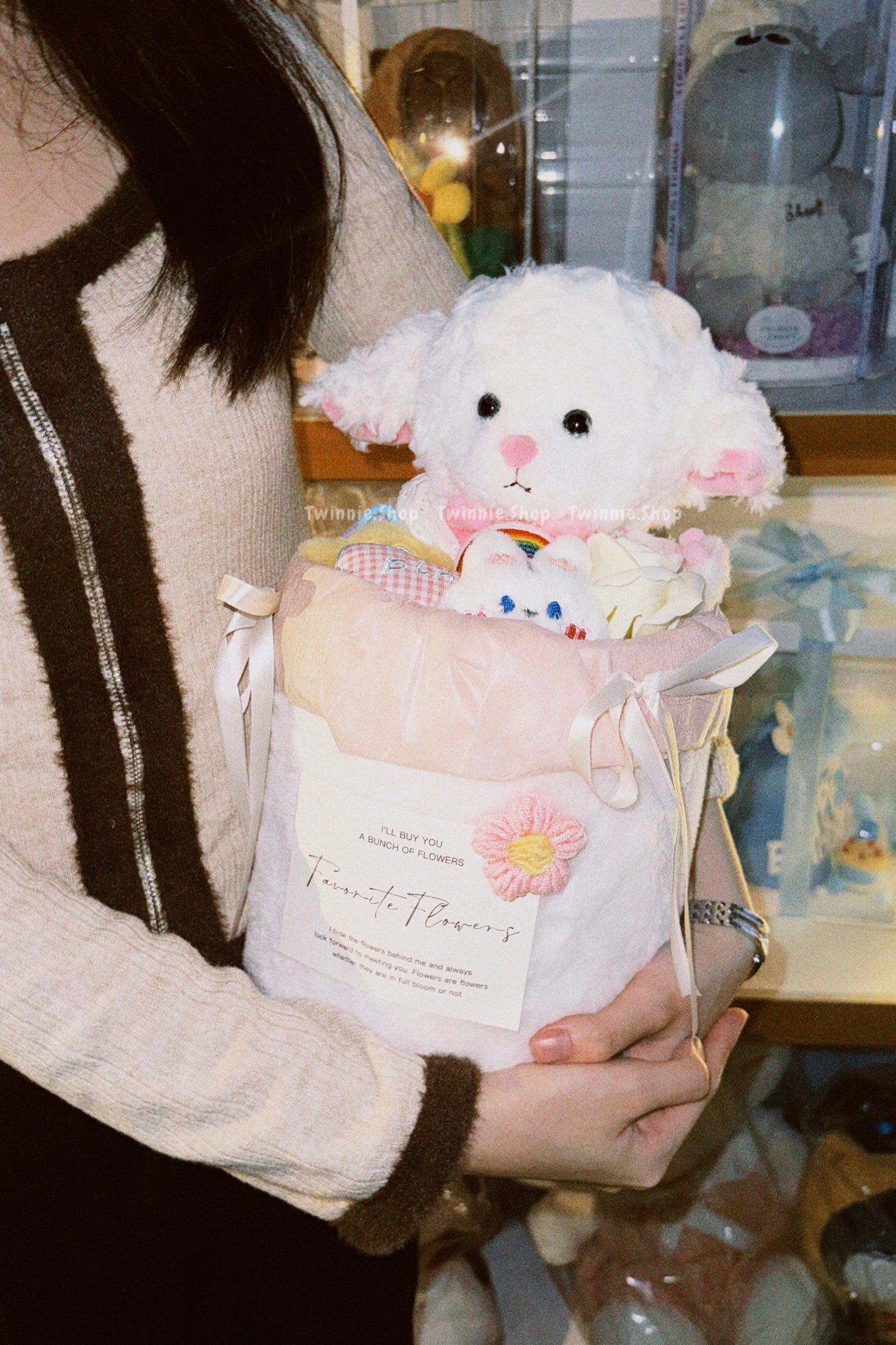 FW | White sheep flower bucket