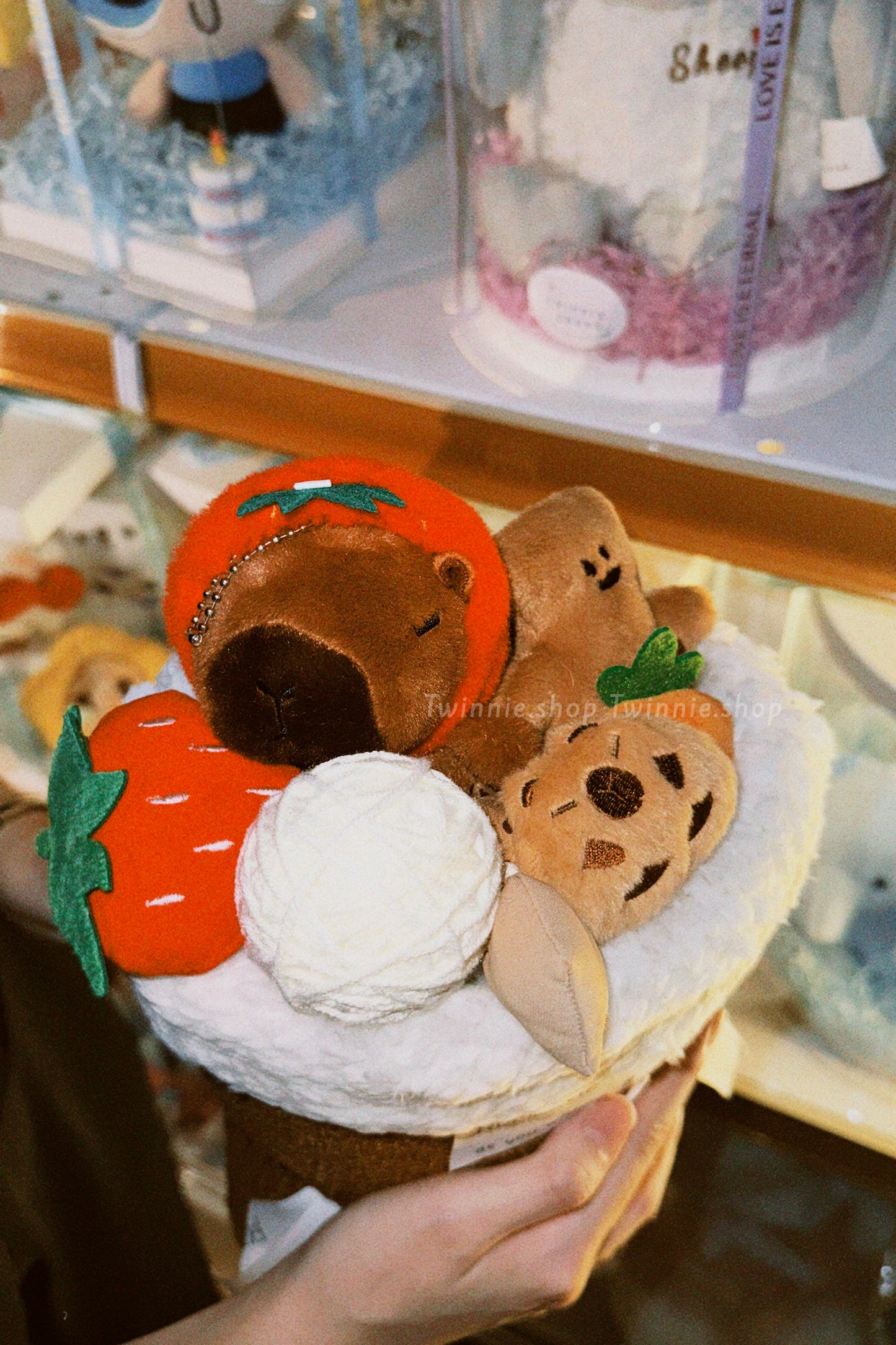 FW | Capybara flower bunch