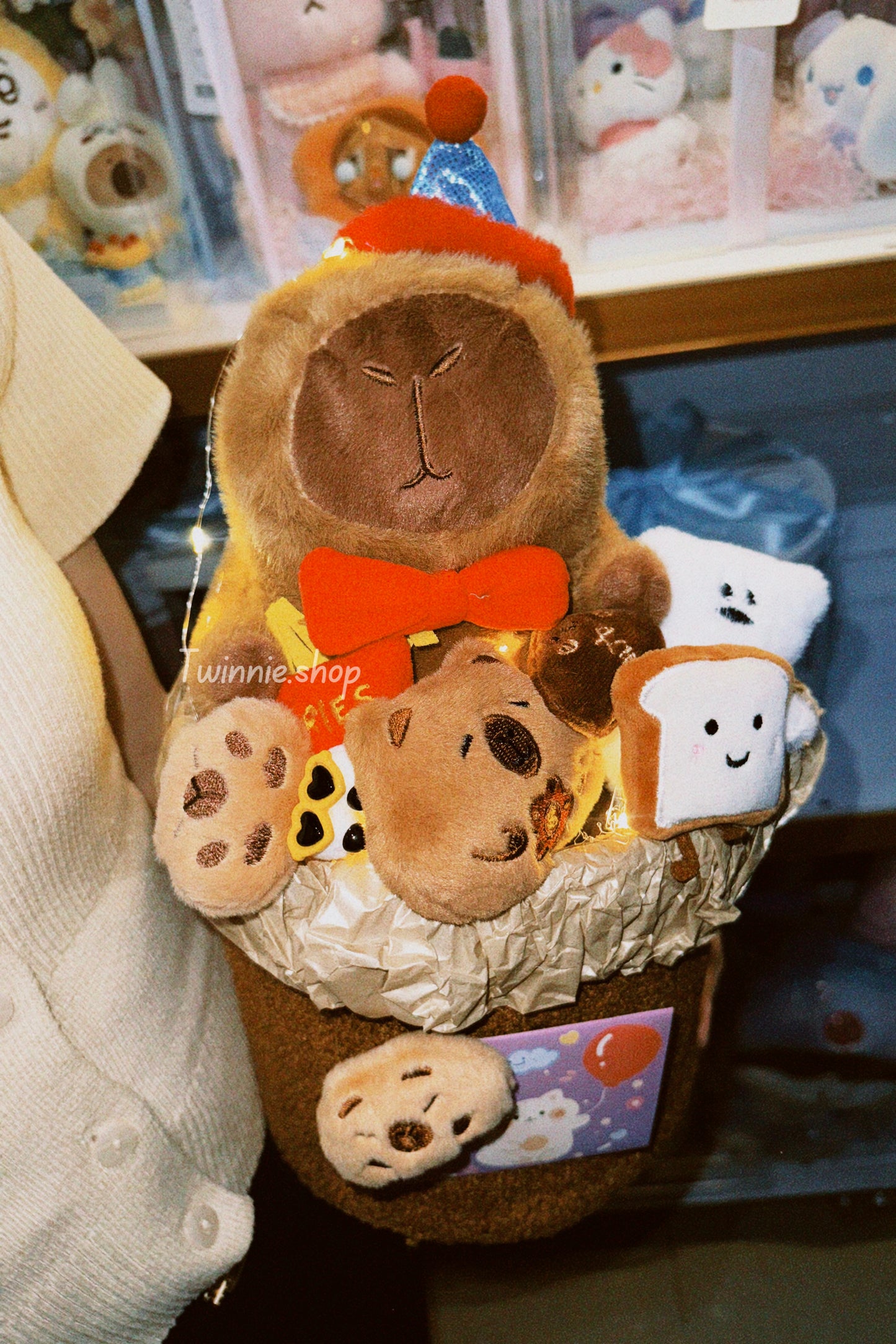 FW | Capybara birthday flower bunch