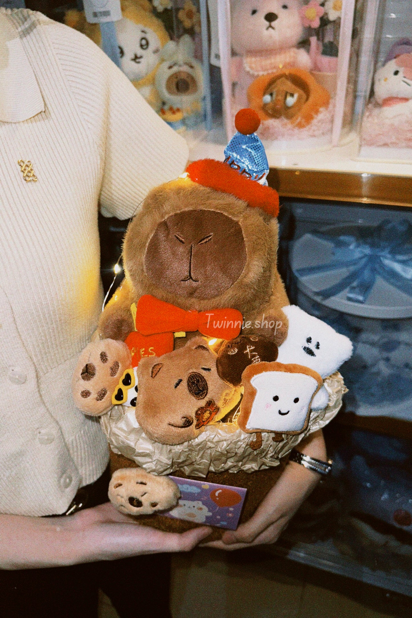 FW | Capybara birthday flower bunch